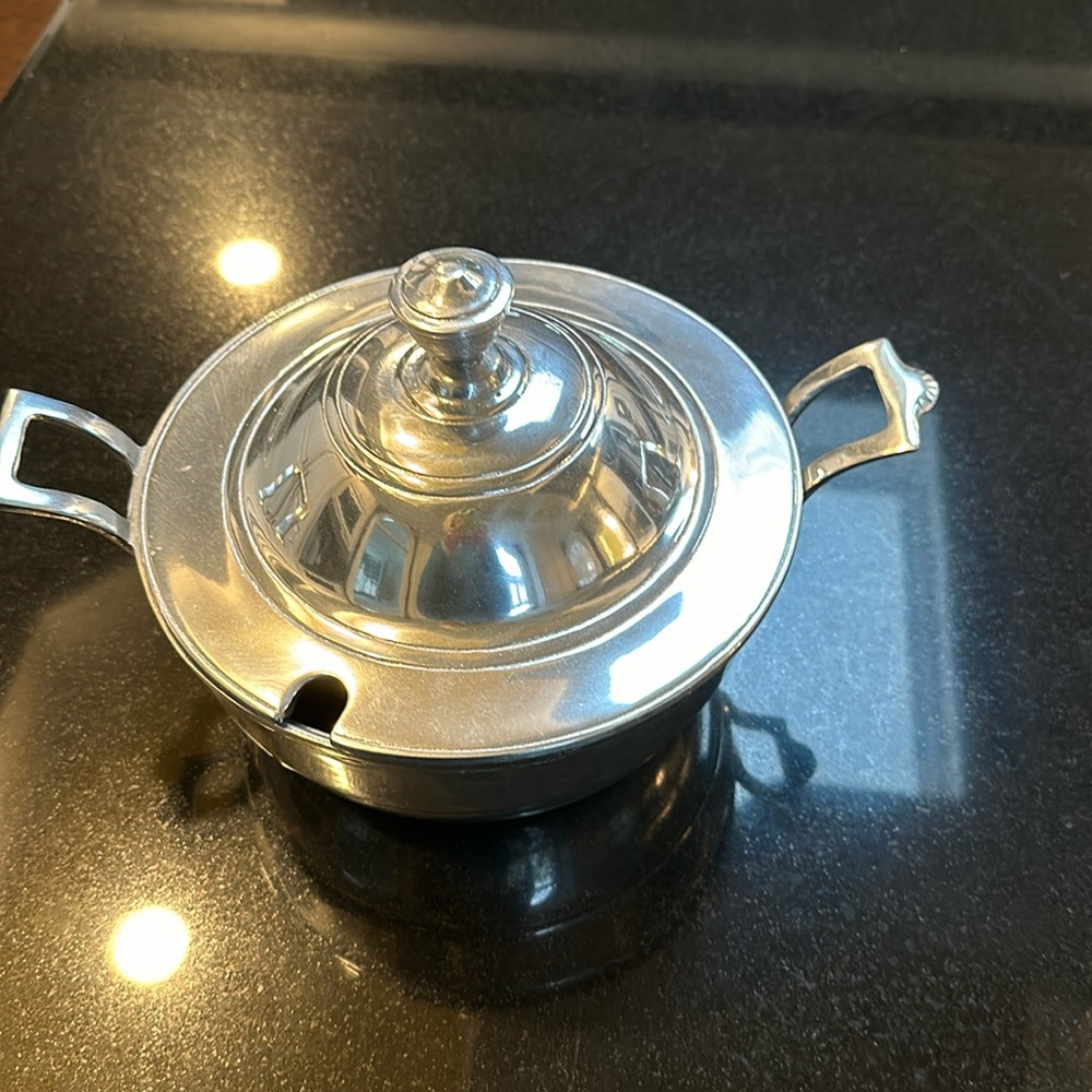 Wilton Armetale tureen/soup server